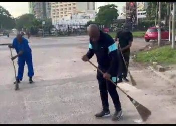Kinshasa : Martin Fayulu appelle les kinois à balayer les devantures de leurs parcelles pour sauver l’image de la capitale (Vidéo)
