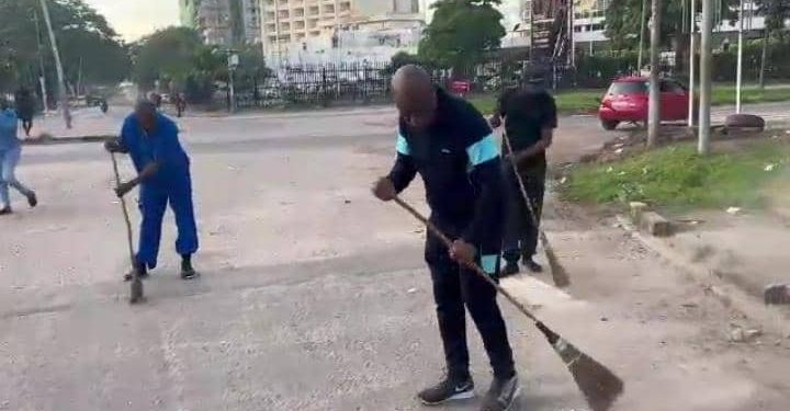 Kinshasa : Martin Fayulu appelle les kinois à balayer les devantures de leurs parcelles pour sauver l’image de la capitale (Vidéo)