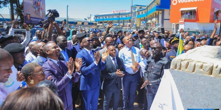 Haut-Katanga : Le Gouverneur Jacques Kyabula érige un monument en mémoire de l’artiste Mufwankolo Wa Lesa