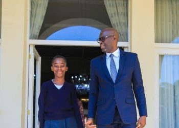 Haut-Katanga : surnommé champion du social , le gouverneur Jacques Kyabula vole au secours d’une élève du Lycée WEMA née sans bras