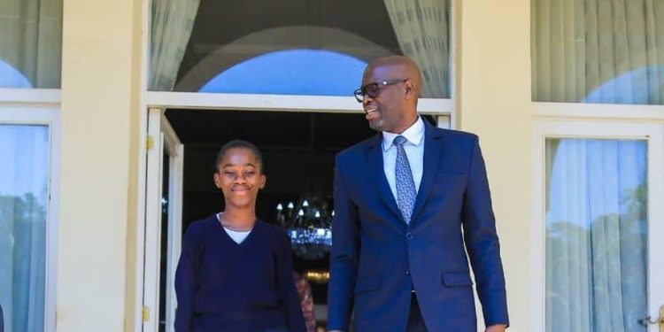 Haut-Katanga : surnommé champion du social , le gouverneur Jacques Kyabula vole au secours d’une élève du Lycée WEMA née sans bras