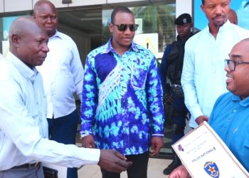 Haut-Katanga: Le ministre provincial de l’intérieur remet au personnel consulaire sud-africain une Jeep volée à Cap Town