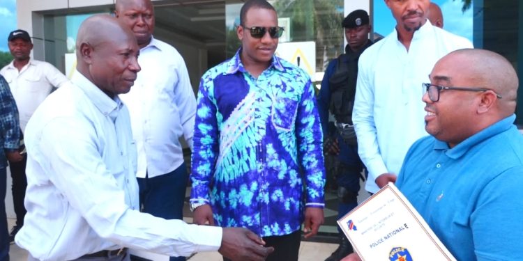 Haut-Katanga: Le ministre provincial de l’intérieur remet au personnel consulaire sud-africain une Jeep volée à Cap Town