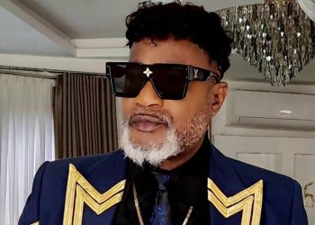 Sénatoriales au Sud-Ubangi : Le candidat Koffi Olomide se retire et dénonce la séquestration des députés par une famille politique