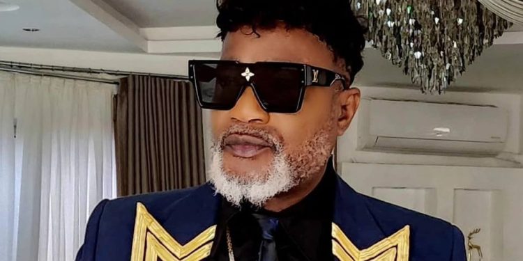 Sénatoriales au Sud-Ubangi : Le candidat Koffi Olomide se retire et dénonce la séquestration des députés par une famille politique