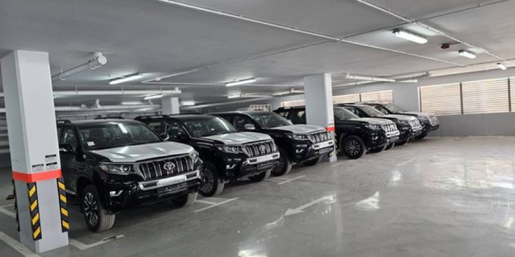 Distribution des jeeps avant l’élection du Gouverneur de Kinshasa : Augustin Kabuya parle d’une initiative prise pour aider les députés piétons