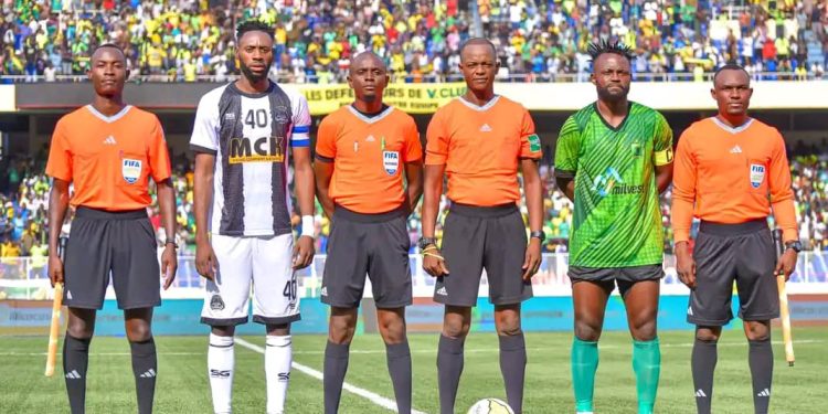 Play-offs/Linafoot-D1 : L’arbitre Martin Mukala et son assistant du match V.Club – Mazembe suspendus pour 6 mois