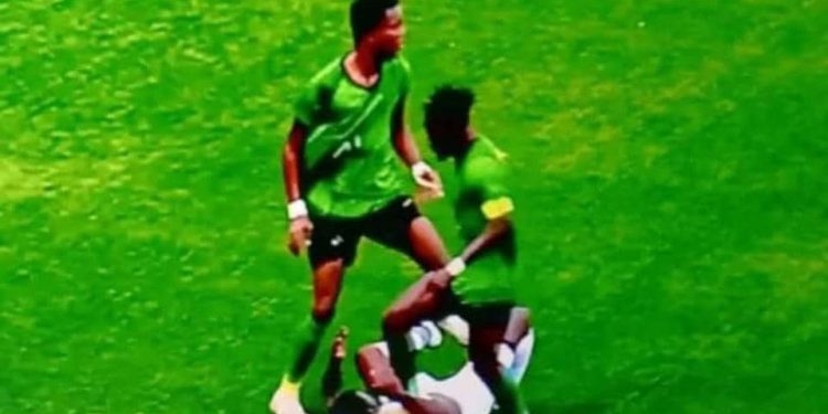 Linafoot-D1/Play-offs : Le capitaine de VClub Djo Issama suspendu pour son geste d’anti sportif contre le joueur de Mazembe Boubakar Hainikoye