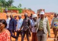 Kasaï-Oriental : le gouverneur intérimaire inspecte les travaux de lutte anti-érosive sur le ravin Mbala wa Tshitolo