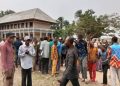 Équateur : Impayés depuis quelques mois, les agents et fonctionnaires de l&rsquo;État manifestent leur ras-le-bol devant Caritas/ Mbandaka
