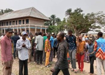 Équateur : Impayés depuis quelques mois, les agents et fonctionnaires de l’État manifestent leur ras-le-bol devant Caritas/ Mbandaka