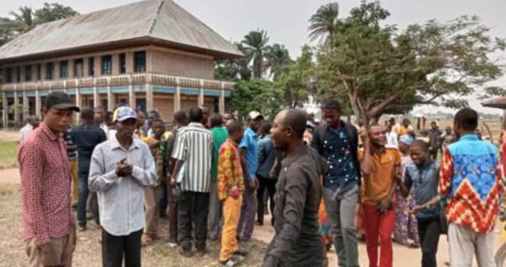 Équateur : Impayés depuis quelques mois, les agents et fonctionnaires de l’État manifestent leur ras-le-bol devant Caritas/ Mbandaka