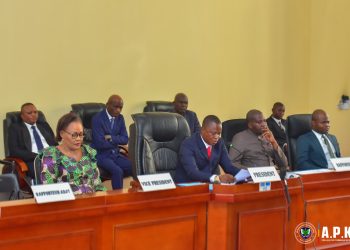 Assemblée provinciale de Kinshasa : une question d’actualité sur les frais d’examen d’Etat hors session adressée au ministre provincial de l’EPST Charles Mbutamuntu