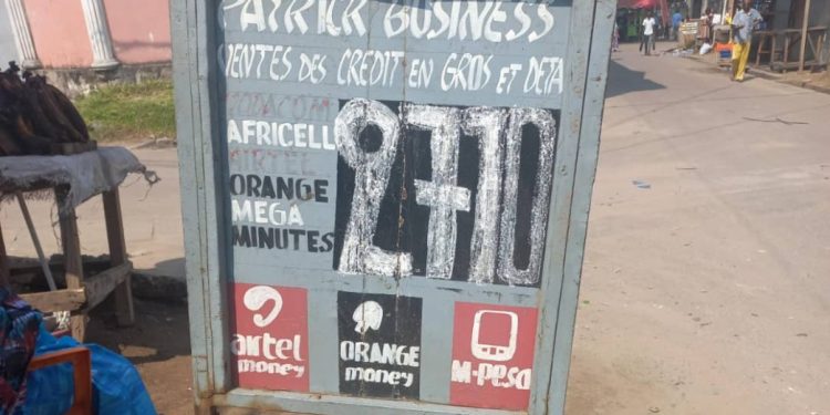 Kinshasa: Les cambistes continuent d’afficher le taux de change, malgré l’interdiction de cette pratique par la Banque Centrale du Congo (Constat)