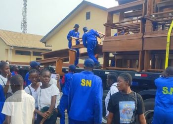 Enseignement en RDC: Le Service National remet à une école 500 bancs fabriqués à Kinshasa par les bâtisseurs formés à Kaniama