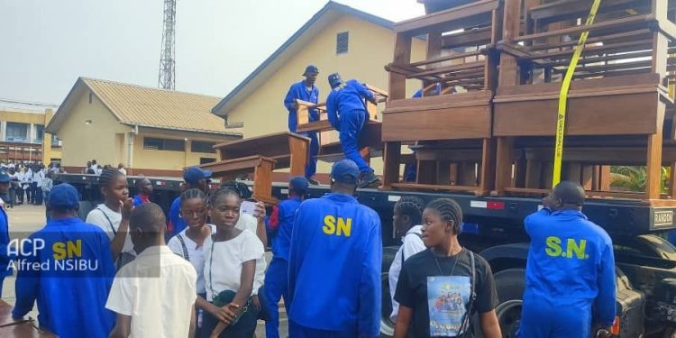 Enseignement en RDC: Le Service National remet à une école 500 bancs fabriqués à Kinshasa par les bâtisseurs formés à Kaniama