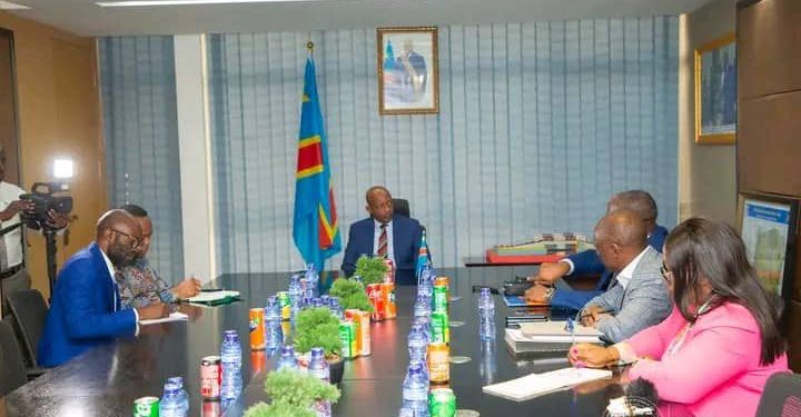 Kasaï-Oriental: Le ministre des infrastructures Alexis Gisaro annonce la construction d’un nouveau pont d’une capacité de 45 tonnes sur la rivière Lubi