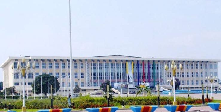 Investiture du gouvernement Suminwa: 5 blessés graves dans les bousculades survenues à l’entrée principale du palais du peuple