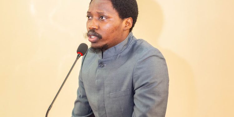 Assemblée provinciale de Kinshasa: Le député MONPLAISIR BOLOKOLOLE alerte sur les conséquences de la consommation des jus en bouteilles plastiques