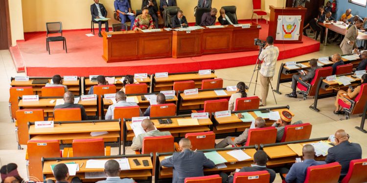 Assemblée provinciale de Kinshasa : un délai de 48 heures accordé au directeur général de la DGRK pour s’expliquer sur le système Maboko pour la paie des agents