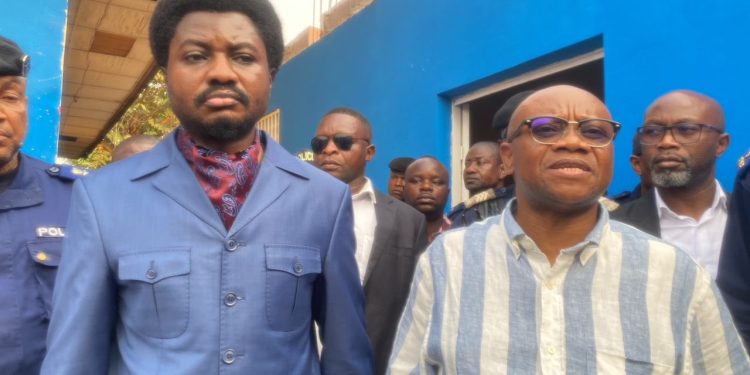Kinshasa: Le ministre de la justice a effectué une visite d’inspection au commissariat provincial de la Police pour s’enquérir des conditions des détenus