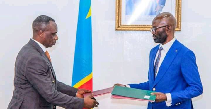 Kasaï-oriental : le Gouverneur Jean-Paul Mbwebwa Kapo prend les commandes de la province