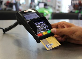 La Banque Centrale du Congo ordonne à tous les détenteurs de terminaux de paiement de les configurer seulement en francs congolais: les distributeurs non concernés
