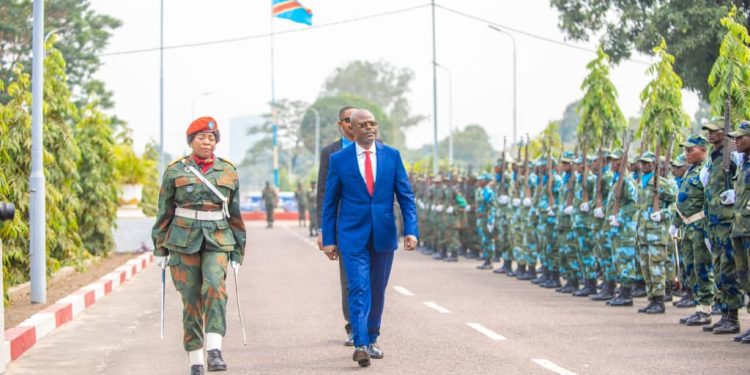 Guerre à l’Est: Le Vice-premier ministre de la Défense GUY MWADIAMVITA appelle les militaires à l’abnégation et à la discipline pour sauvegarder l’intégrité territoriale du pays