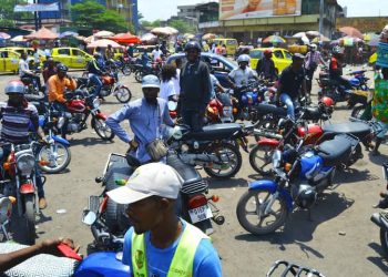 Kinshasa : Le ministre sortant en charge des transports accusé d’avoir détourné 42 millions de dollars par les motocyclistes (Déclaration)