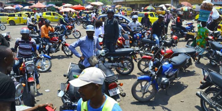 Kinshasa : Le ministre sortant en charge des transports accusé d’avoir détourné 42 millions de dollars par les motocyclistes (Déclaration)