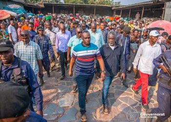 Kasaï-oriental : le gouverneur Mbuebua Kapo au marché Bakuadianga pour s’enquérir des causes de la hausse de prix du maïs