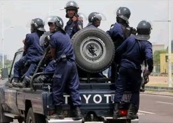Kinshasa : La police met à la disposition de la population 4 numéros de téléphone pour dénoncer tout cas d’insécurité (Communiqué)