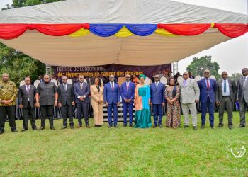 Lutte contre les antivaleurs: Sur instruction du Chef de l’Etat, Anthony Nkinzo a remis 3 conteneurs des « Hyperguides de l’agent des douanes » aux cadres de la DGDA