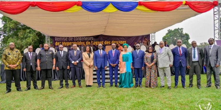 Lutte contre les antivaleurs: Sur instruction du Chef de l’Etat, Anthony Nkinzo a remis 3 conteneurs des « Hyperguides de l’agent des douanes » aux cadres de la DGDA