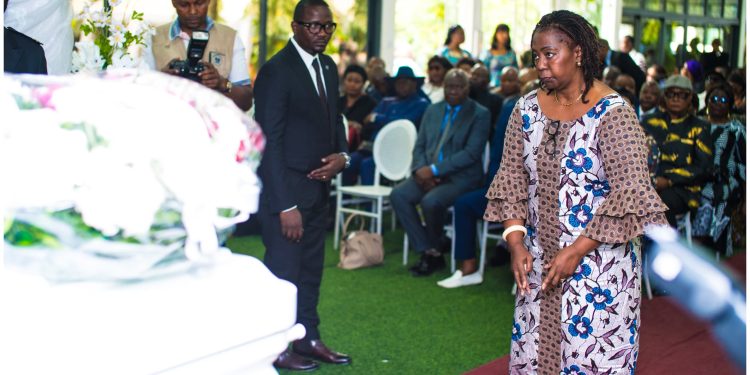 Kinshasa : l’honorable rapporteur Dominique Munongo Inamizi a rendu les derniers hommages à Sylvie Kalenga Mwadi, agent à l’Assemblée nationale
