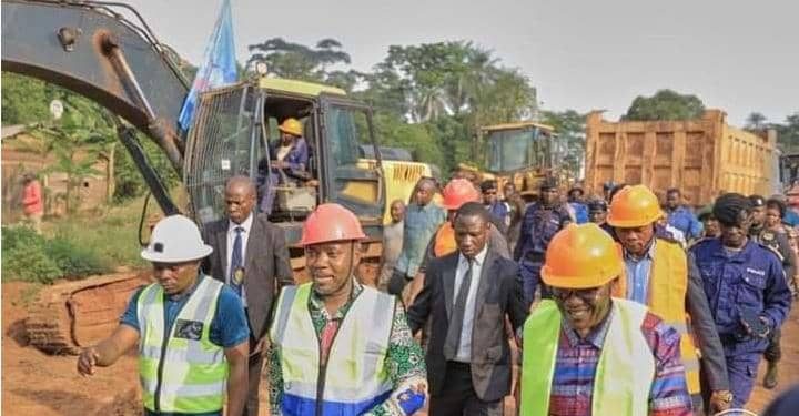 Haut-Uele : le gouverneur Bakomito lance les travaux de réhabilitation de la route sur l’axe Rungu-Faradje