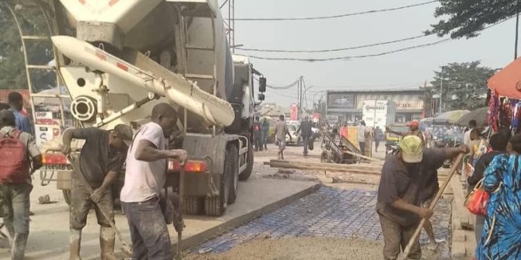 KINSHASA : Poursuite des travaux de réhabilitation de l’avenue KAPELA à KALAMU