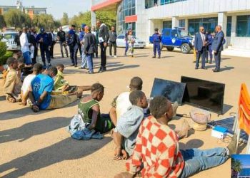 Insécurité à Lubumbashi : la police présente un réseau de cinq gangs au Vice-gouverneur