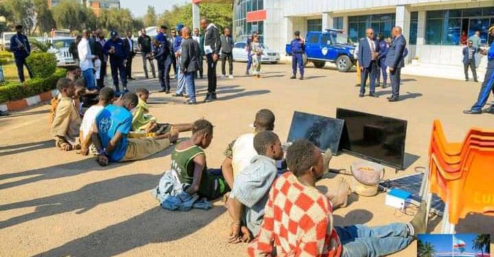 Insécurité à Lubumbashi : la police présente un réseau de cinq gangs au Vice-gouverneur