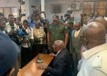 KINSHASA : Après l’école MOKENGELI, le Service National remet 500 bancs à l’UNISIC, ex-IFASIC