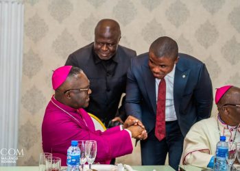 Église catholique: Le député national CHECAIN MALANDJI a offert des soutanes et des chasubles aux 23 nouveaux prêtres et 15 diacres du Haut-Katanga