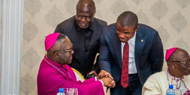 Église catholique: Le député national CHECAIN MALANDJI a offert des soutanes et des chasubles aux 23 nouveaux prêtres et 15 diacres du Haut-Katanga