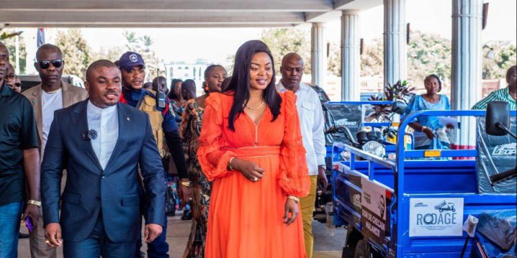 Vacances parlementaires: Le député national CHECAIN MALANDJI dote la mairie de Lubumbashi de 3 tricycles pour soutenir la lutte contre l’insalubrité