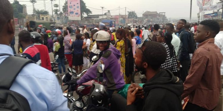 Grève des conducteurs à Kinshasa :des milliers des personnes obligées de faire le pied ce lundi 29 juillet