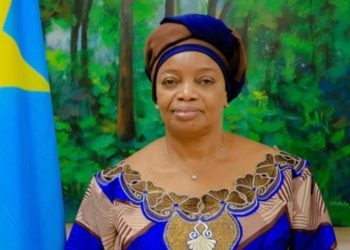 Lutte contre l’agriculture sur brulis au Maï-Ndombe : Ève Bazaïba sensibilise les communautés locales sur la valeur de l’arbre