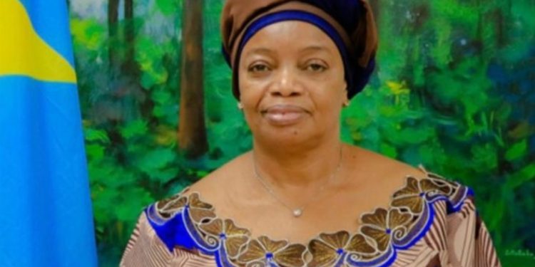 Lutte contre l’agriculture sur brulis au Maï-Ndombe : Ève Bazaïba sensibilise les communautés locales sur la valeur de l’arbre