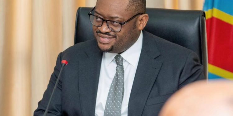 RDC : Le ministre des finances s’attaque à la mauvaise qualité des services offerts par les banques commerciales aux agents de l’Etat