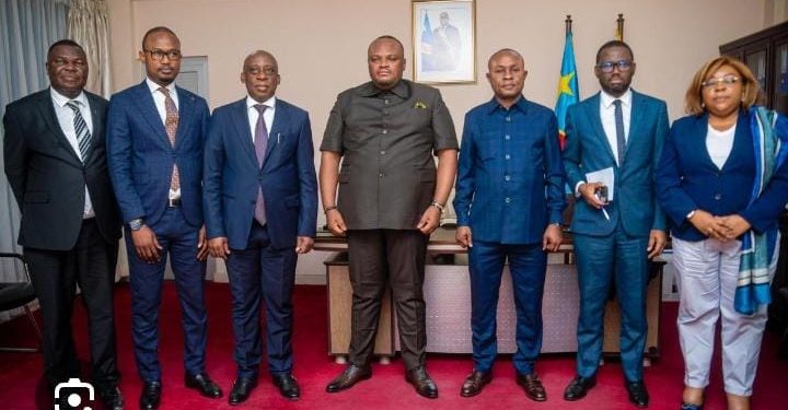 Opération Coup de Poing : Le Gouverneur Daniel Bumba sollicite l’accompagnement de l’OVD pour l’éradication des marchés pirates à Kinshasa