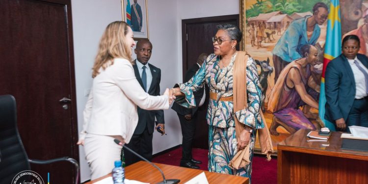 Drame humanitaire dans l’Est de la RDC : Judith Suminwa a échangé avec la délégation de l’OIM sur le renforcement de l’assistance aux personnes déplacées