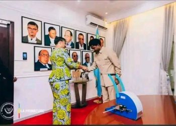 RDC : Le ministre de la justice remet le sceau officiel à la cheffe du gouvernement central Judith SUMINWA TULUKA